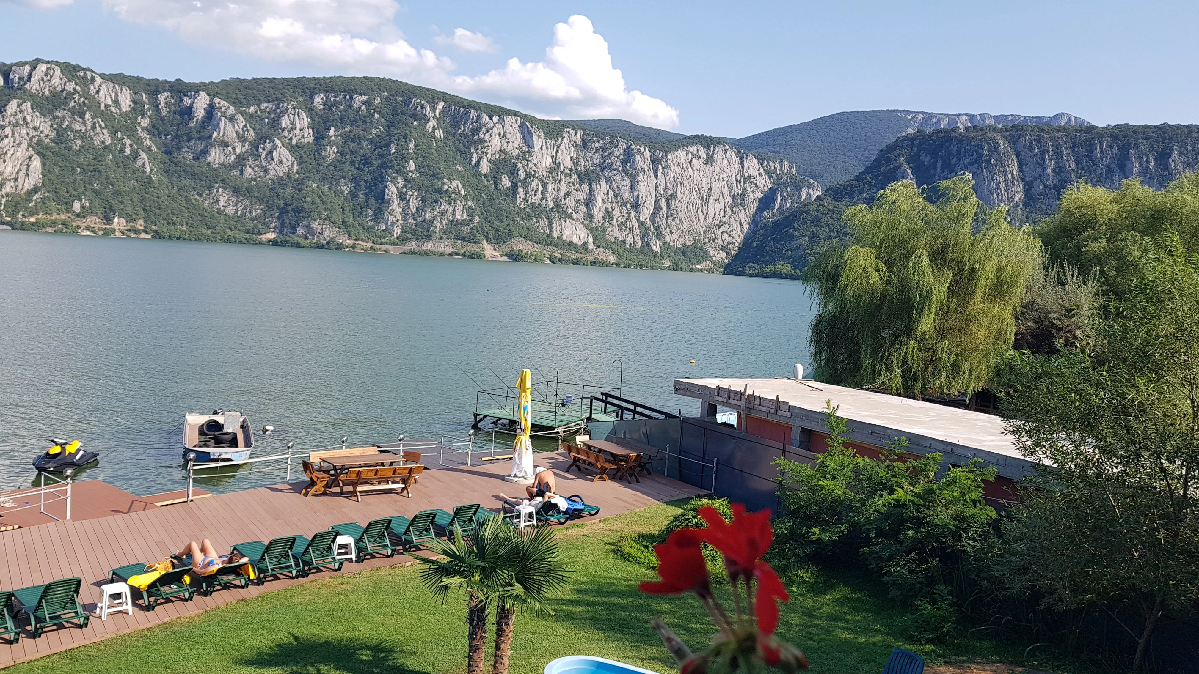Dunărea, pontoanele și versanții în Dubova