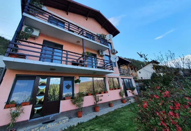 Fotografie de la Casa Darian, Dubova