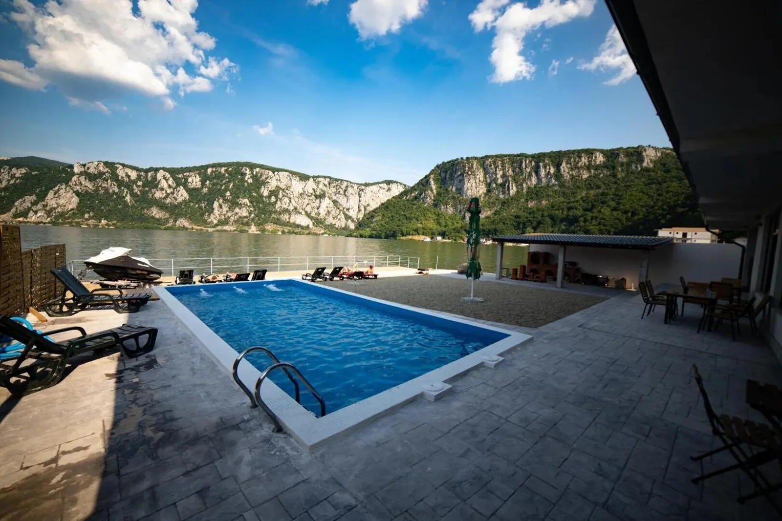 Piscina Pensiunii La Faleza Dubova, lângă Dunăre, cu versanții în fundal