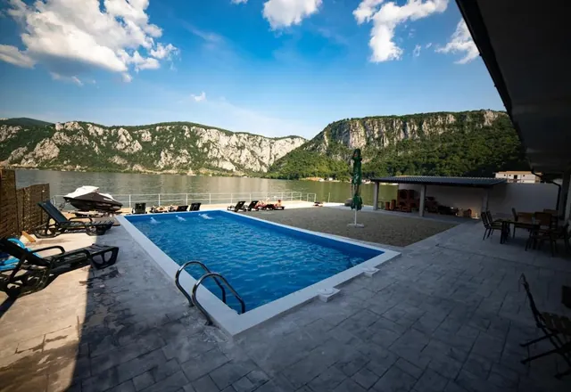 Piscina Pensiunii La Faleza Dubova, lângă Dunăre, cu versanții în fundal