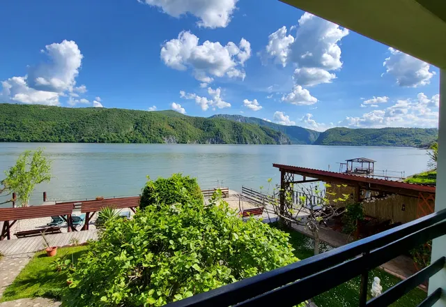 Dunărea și pontonul văzute de pe terasa Casei Ana Serena
