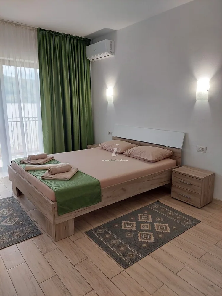 Fotografie de la Casa Favorit, Eșelnița