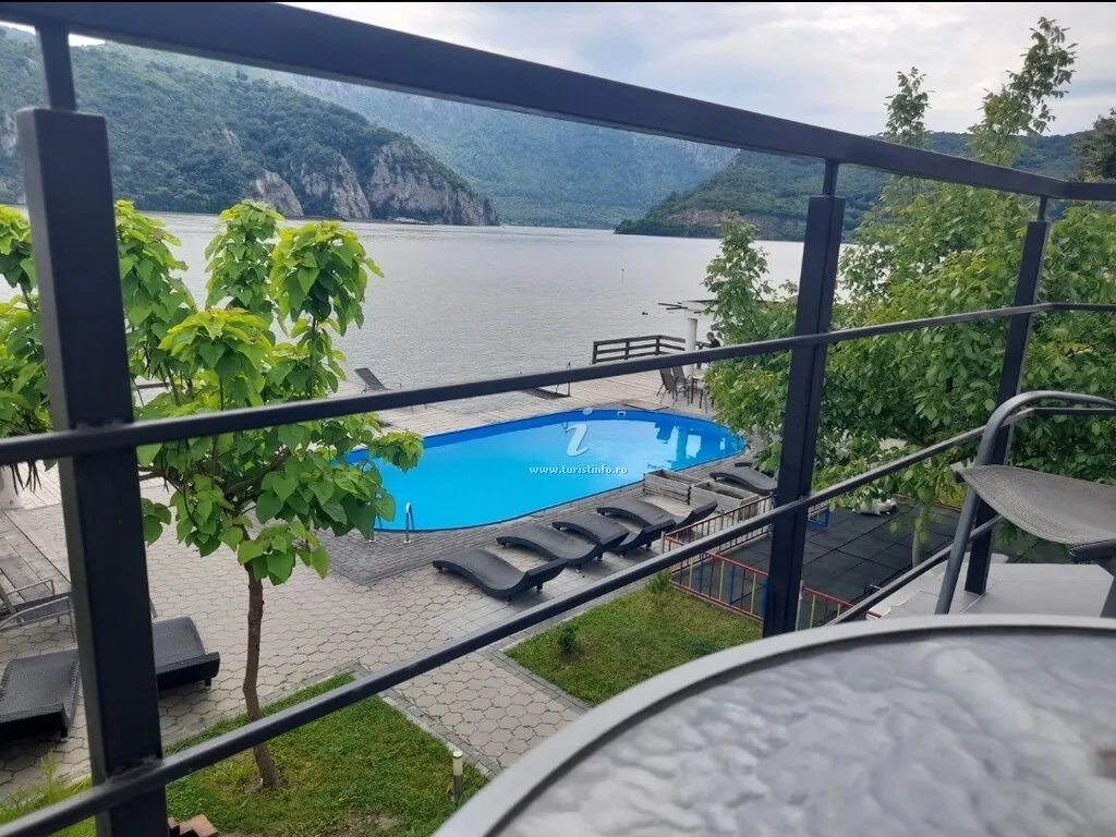 Fotografie de la Exclusive, Eșelnița