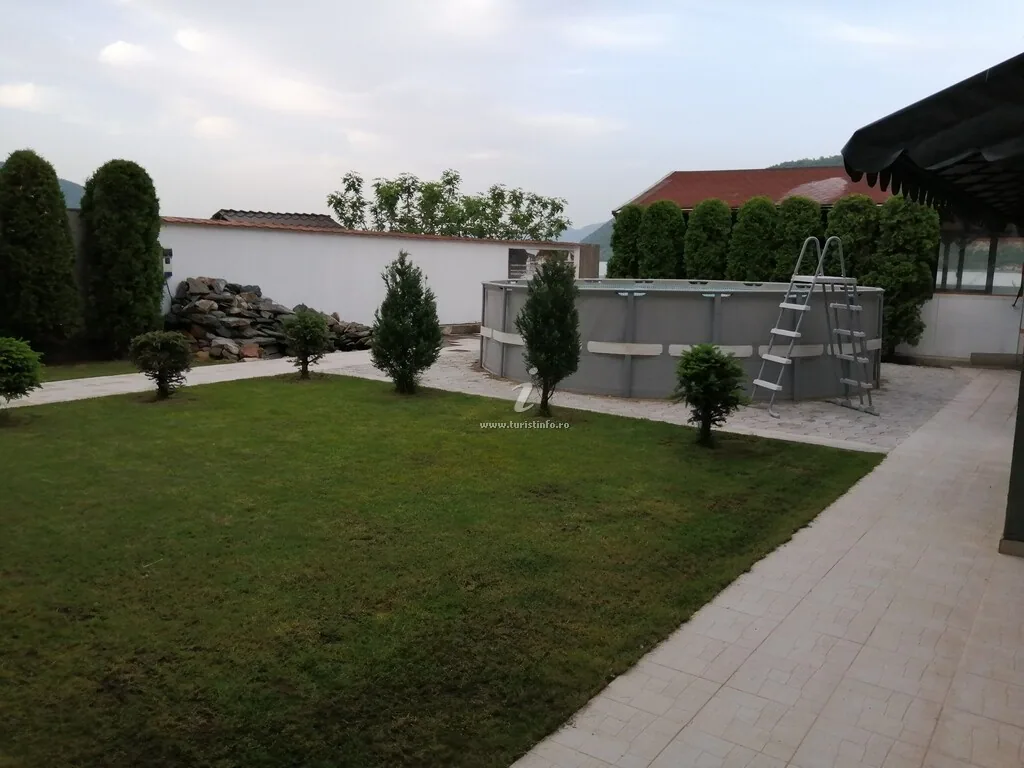 Fotografie de la Pensiunea Aprilie, Eșelnița