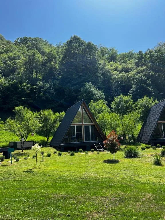 Cabanele A-Frame Svinița, fotografiate la proprietate